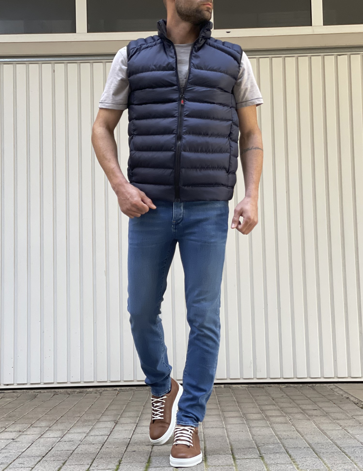 Ανδρικό μπλε καπιτονέ αμάνικο μπουφάν με αποσπώμενη κουκούλα 3408M φωτογραφία